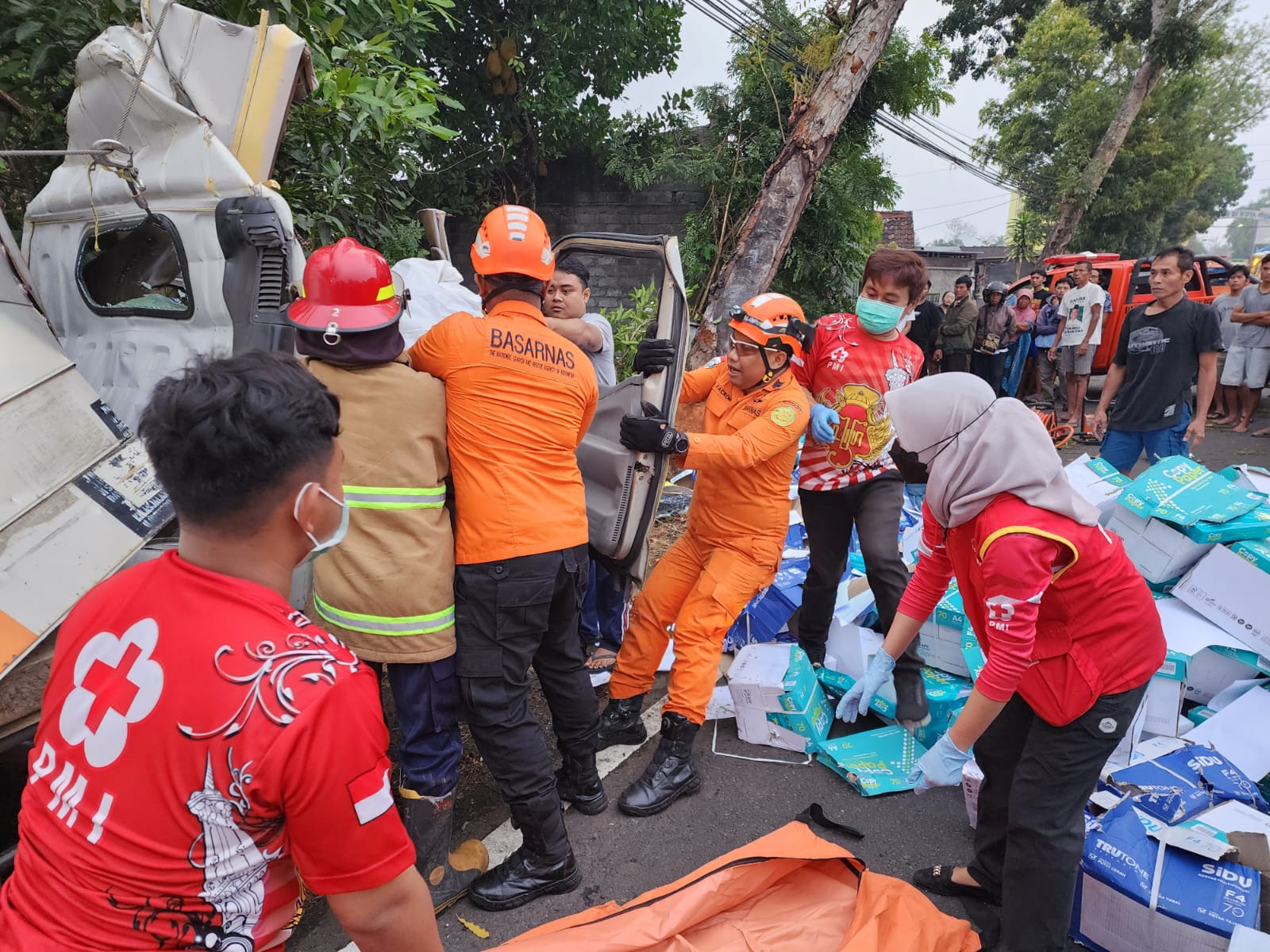 MOBIL BOX TABRAK POHON DI BATAS KOTA GUNUNGKIDUL, SATU ORANG MENINGGAL