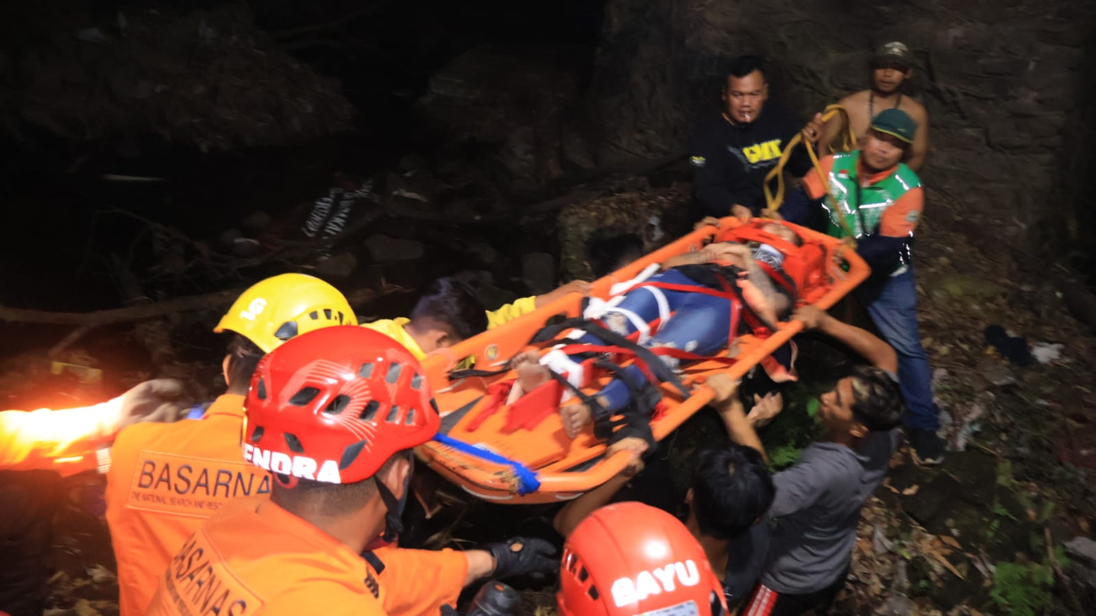 LOMPAT DARI JEMBATAN WANITA DI EVAKUASI TIM SAR GABUNGAN