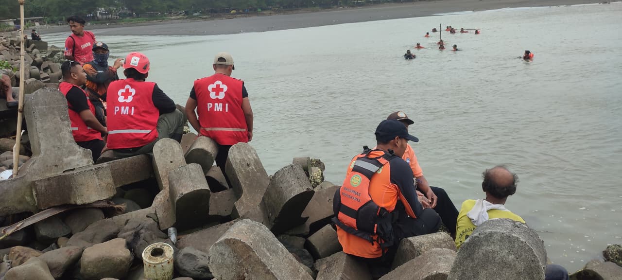 TIGA ANAK BERMAIN DIMUARA SUNGAI SERANG,SATU ANAK HILANG