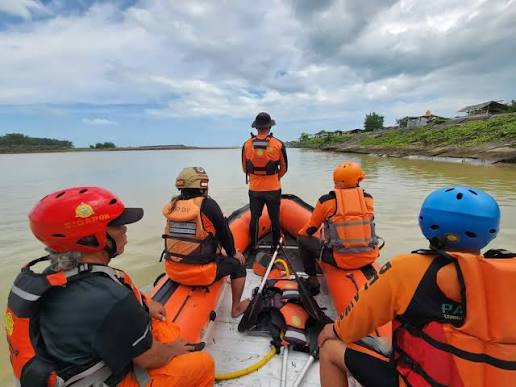TIM SAR GABUNGAN MELAKSANAKAN PENCARIAN HARI KE-2 SEORANG ANAK YANG TENGGELAM DI SUNGAI SERANG KULONPROGO